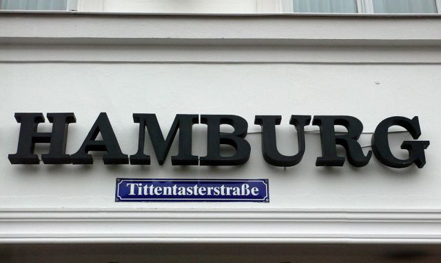 Das Schild Tittentasterstrasse am Hotel Stadt Hamburg am historischen Marktplatz - Hansestadt Wismar Das Schild Tittentasterstrasse am Hotel Stadt Hamburg am historischen Marktplatz - Hansestadt Wismar
