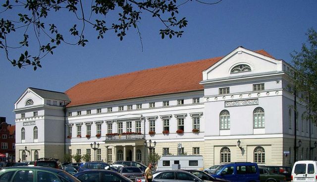 Das klassizistische Rathaus am Alten Markt - Hansestadt Wismar Das klassizistische Rathaus am Alten Markt - Hansestadt Wismar