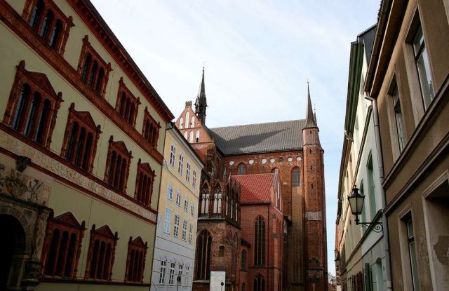 Hansestadt Wismar - Fürstenhof und die St. Georgen Kirche in der Altstadt Hansestadt Wismar - Fürstenhof und die St. Georgen Kirche in der Altstadt