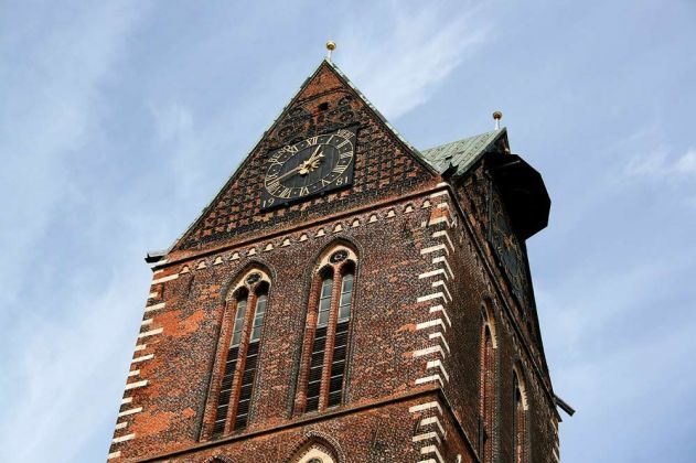 Die Kirchturmspitze der Sankt Marienkirche in Wismar Die Kirchturmspitze der Sankt Marienkirche in Wismar