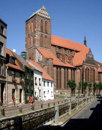 Die Frische Grube mit dem Mühlenbach und der St. Nikolai Kirche in Wismar