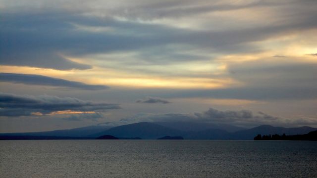  Abendstimmung am Lake Taupo mit Blick auf die Vulkangipfel im Tongariro National Park - Nordinsel Neuseeland