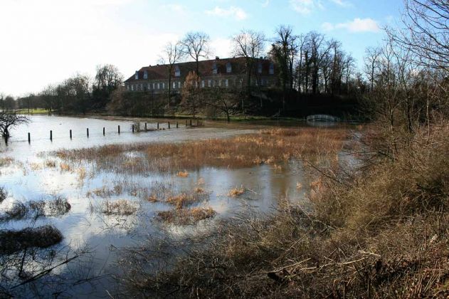 Leine-Hochwasser im Neustädter Land - überschwemmte Wiesen vor Schloss Landestrost in Neustadt am Rübenberge