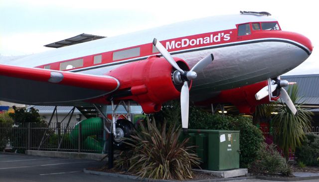 Ein ausgedientes Flugzeug als Kinderspielplatz der Mc Donald Filiale in Taupo auf der Nordinsel von Neuseeland - eine Douglas DC 3 'Dakota', bei uns auch als Rosinenbomber bekannt