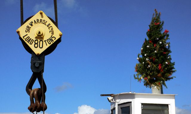 Weihnachtsbaum auf dem historischen Dampf-Schwimmkran vor dem Te Papa Museum, Wellington