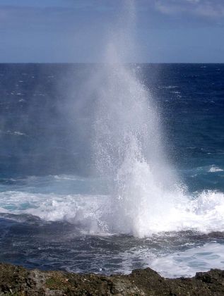 Tongatapu im Königreich Tonga - die Mapu'a Vaea Blowholes 'Whistle of the Noble' nahe des Dorfes Houma Tongatapu im Königreich Tonga - die Mapu'a Vaea Blowholes 'Whistle of the Noble' nahe des Dorfes Houma