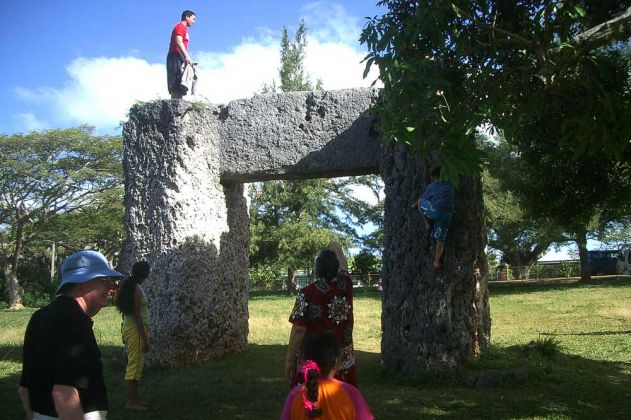 Tongatapu, Königreich Tonga - das Trilithon Ha'amonga 'a Maui, auch bekannt als das 'Tonga Stonehenge' Tongatapu, Königreich Tonga - das Trilithon Ha'amonga 'a Maui, auch bekannt als das 'Tonga Stonehenge'