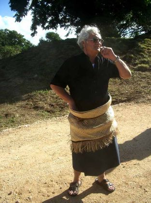 Tongatapu in Tonga - Feleti Vakaʻuta Sevele, der im Jahre 2006 amtierende Premierminister Tongas an einer historischen Begräbnisstätte Tongatapu in Tonga - Feleti Vakaʻuta Sevele, der im Jahre 2006 amtierende Premierminister Tongas an einer historischen Begräbnisstätte