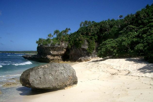 Tongatapu, Königreich Tonga - eine traumhaft schöne Badebucht am Anahulu Beach nahe der Anahulu Höhlen Tongatapu, Königreich Tonga - eine traumhaft schöne Badebucht am Anahulu Beach nahe der Anahulu Höhlen