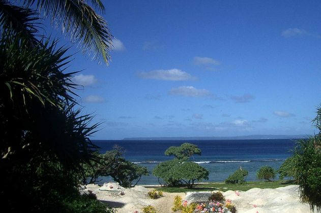 Tongatapu, Königreich Tonga - eine traumhaft schöne Badebucht am Anahulu Beach mit einer traditionellen Begräbnisstelle Tongatapu, Königreich Tonga - eine traumhaft schöne Badebucht am Anahulu Beach mit einer traditionellen Begräbnisstelle