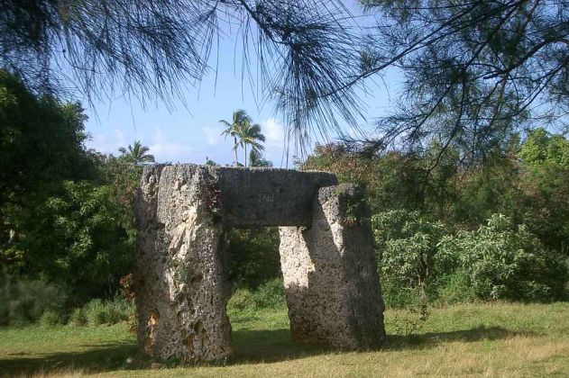 Tongatapu, Königreich Tonga - das Trilithon Ha'amonga 'a Maui, auch bekannt als das 'Tonga Stonehenge' Tongatapu, Königreich Tonga - das Trilithon Ha'amonga 'a Maui, auch bekannt als das 'Tonga Stonehenge'