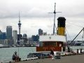 Die Skyline von Auckland, im Vordergrund der Museums-Dampfer William C. Daldy an der Queens Parade in Auckland-Devonport 