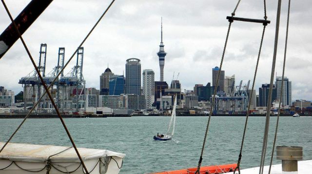 Die Skyline des Central Business Districts von Auckland - von der Queens Parade in Auckland-Devenport aus gesehen