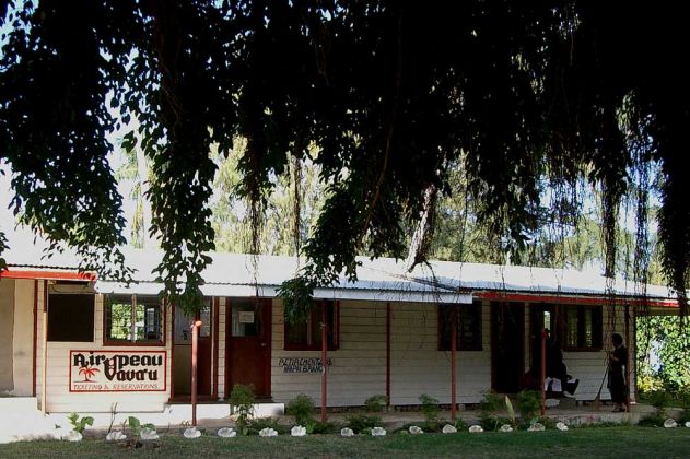 Das Abfertigungsgebäude auf dem Flugplatz von Pangai auf Lifuka mit dem Office der Airline Peau Vava'u Air Das Abfertigungsgebäude auf dem Flugplatz von Pangai auf Lifuka mit dem Office der Airline Peau Vava'u Air