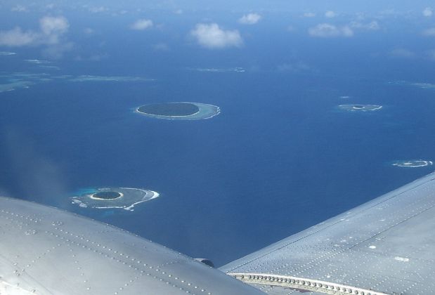 Der Flug über die Südsee-Atolle im Königreich Tonga mit der Douglas DC 3 Skyliner von Peau Vava'u Air Der Flug über die Südsee-Atolle im Königreich Tonga mit der Douglas DC 3 Skyliner von Peau Vava'u Air