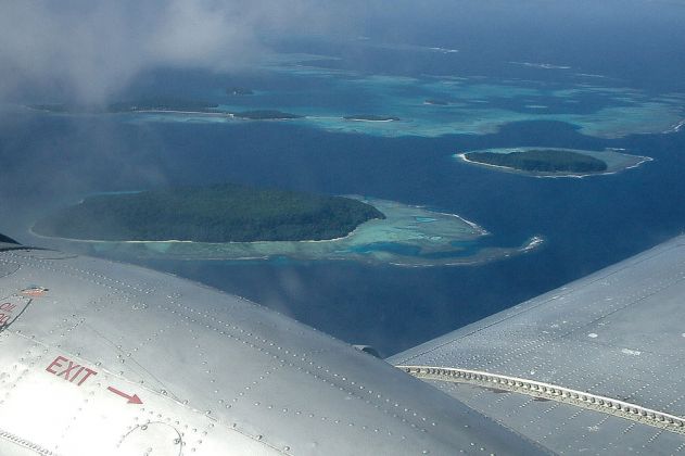 Der Flug über die Südsee-Atolle im Königreich Tonga mit der Douglas DC 3 Skyliner von Peau Vava'u Air Der Flug über die Südsee-Atolle im Königreich Tonga mit der Douglas DC 3 Skyliner von Peau Vava'u Air