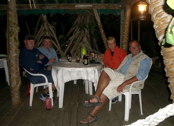 Abendliche Plauderstunde auf der Terrasse von Billy's Place nahe Pangai auf Lifuka im Königreich Tonga Abendliche Plauderstunde auf der Terrasse von Billy's Place nahe Pangai auf Lifuka im Königreich Tonga