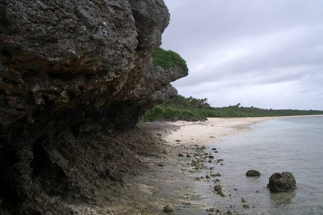 Der Südseestrand nahe Billy's Place, Pangai auf der Insel Lifuka im Königreich Tonga. Der Südseestrand nahe Billy's Place, Pangai auf der Insel Lifuka im Königreich Tonga.