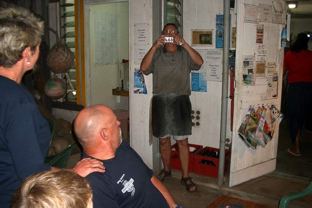 Das 'Mariners Café' des Autraliers Trevor in Pangai ist Treffpunkt für Einheimische und ausländische Gäste auf Lifuka Das 'Mariners Café' des Autraliers Trevor in Pangai ist Treffpunkt für Einheimische und ausländische Gäste auf Lifuka