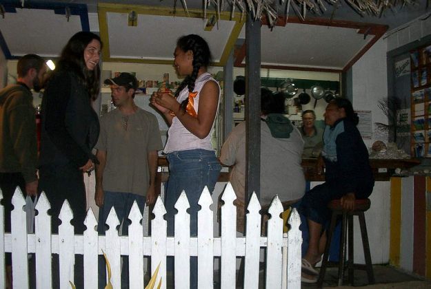 Das 'Mariners Café' des Autraliers Trevor in Pangai ist Treffpunkt für Einheimische und ausländische Gäste auf Lifuka Das 'Mariners Café' des Autraliers Trevor in Pangai ist Treffpunkt für Einheimische und ausländische Gäste auf Lifuka