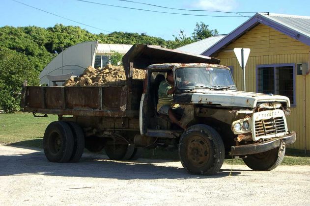 Ein marodes Baufahrzeug in Pangai auf der Insel Lifuka im Königreich Tonga Ein marodes Baufahrzeug in Pangai auf der Insel Lifuka im Königreich Tonga
