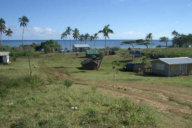 Ein typischer Friedhof mit Meerblick auf der Südsee-Insel Foa, mittlerer Archipel Ha'Apai des Königreiches Tonga Ein typischer Friedhof mit Meerblick auf der Südsee-Insel Foa, mittlerer Archipel Ha'Apai des Königreiches Tonga