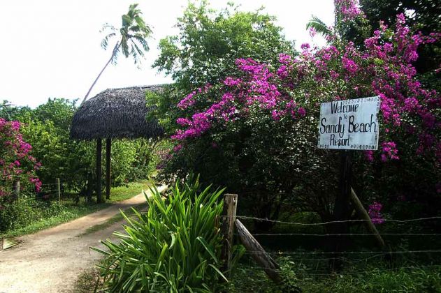 Der Eingang zum Sandy Beach Resort auf der Insel Foa im Königreich Tonga. Der Eingang zum Sandy Beach Resort auf der Insel Foa im Königreich Tonga.