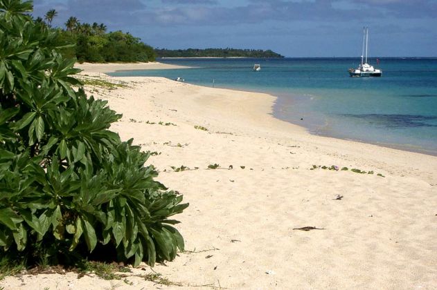 Der Sandstrand am Sandy Beach Resort im Norden der Insel Foa im Königreich Tonga mitten in der Südsee.