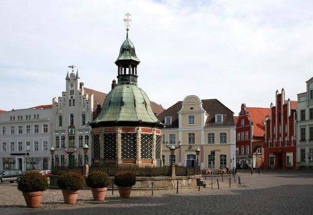 Hansestadt Wismar, der historische Marktplatz - die Wasserkunst vor den Restaurants an der Wasserkunst und Reuterhaus
