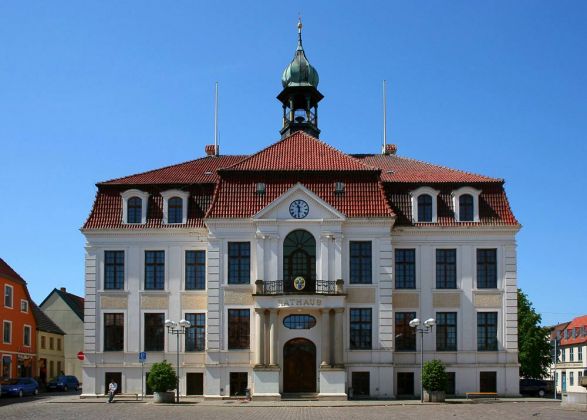Bergringstadt Teterow, Mecklenburger Schweiz - das historische Rathaus von 1910 am Marktplatz