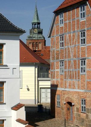 Güstrow in Mecklenburg - ein romantischer Blick zwischen Barlach-Theater und Wollhalle auf die Pfarrkirche St. Marien  