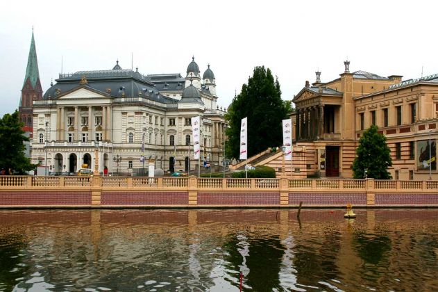 Landeshauptstadt Schwerin - das Mecklenburgische Staatstheater und das Staatliche Museum am Alten Garten hinter der Schlossbucht des Schweriner Innensees