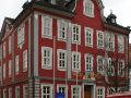Suhl im Thüringer Wald - das denkmalgeschützte rote Rathaus am Marktplatz, Ecke Steinweg