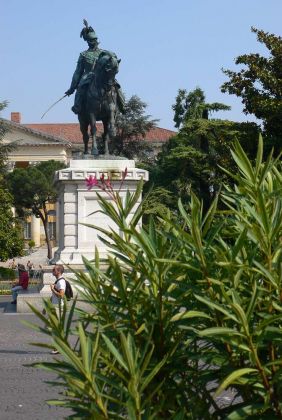 Städtereise Verona - Reiterdenkmal König Vittorio Emanuele II auf der Piazza Bra
