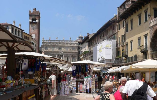Städtereise Verona - Veronas Marktplatz, die Piazza delle Erbe mit dem Uhrturm Torre del Gardello