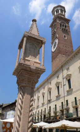 Städtereise Verona - Veronas Marktplatz, die Piazza delle Erbe mit dem Torre dei Lamberti