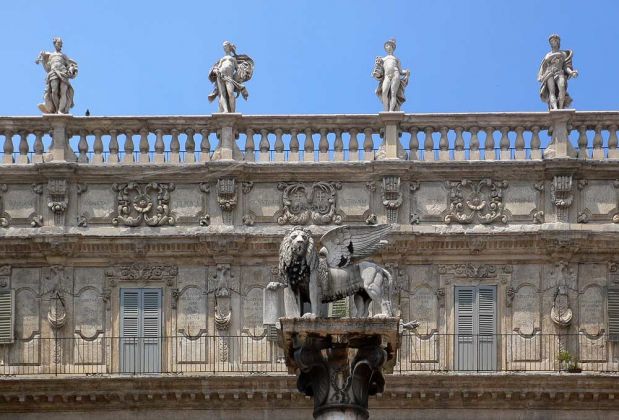 Städtereise Verona - Palazzo Maffei am Marktplatz Veronas, die Piazza delle Erbe