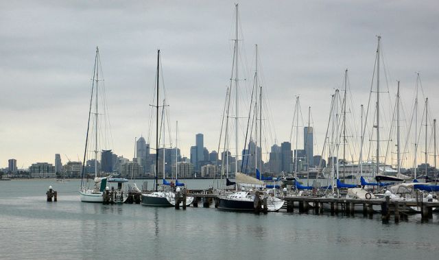 Die Marina des Melbourner Vororts Williamstown und die Skyline Melbournes