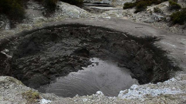 Ein Mud Pool im Waiotapu Thermal Wonderland - südlich von Rotorua, Neuseeland