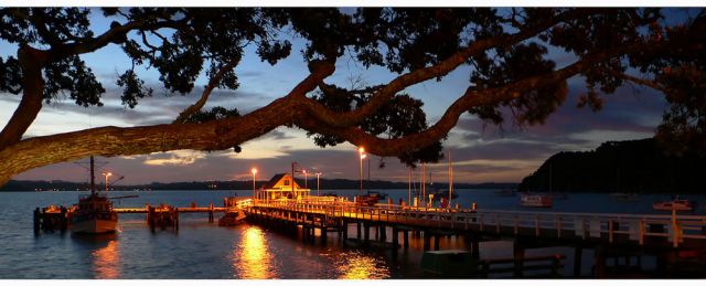 Die Russell Wharf in der Kororareka Bay - The Strand, Russell,  Bay of Islands, Neuseeland