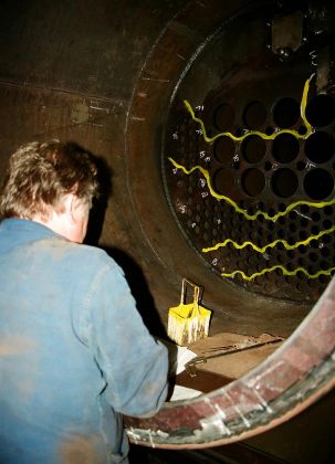 Dampflokwerk Meiningen - Vorbereitungen zur Aufarbeitung von Schäden am Dampflok-Kessel Dampflokwerk Meiningen - Vorbereitungen zur Aufarbeitung von Schäden am Dampflok-Kessel