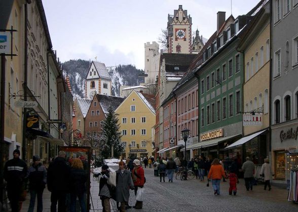 Die Fussgängerzone Reichenstrasse mit dem Hohen Schloss - Füssen am Lech, Ostallgäu Die Fussgängerzone Reichenstrasse mit dem Hohen Schloss - Füssen am Lech, Ostallgäu