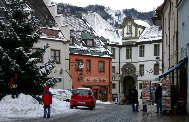 Der Brotmarkt mit dem Eingang zum Füssener Rathaus im ehemaligen Benediktinerkloster St Mang - Füssen am Lech, Ostallgäu Der Brotmarkt mit dem Eingang zum Füssener Rathaus im ehemaligen Benediktinerkloster St Mang - Füssen am Lech, Ostallgäu