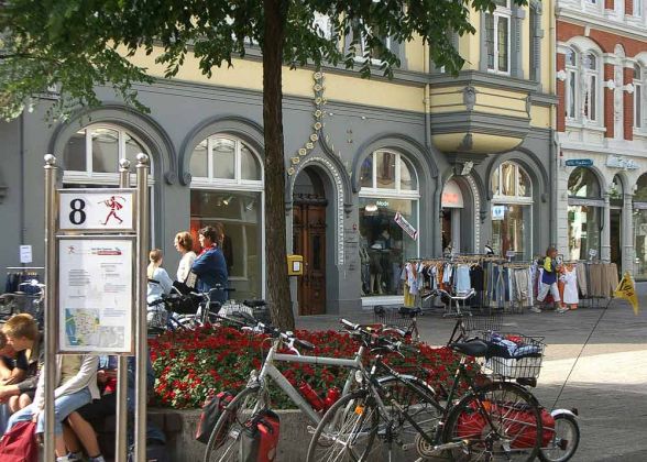 In der Fussgängerzone Bäckerstrasse - Rattenfänger-Stadt Hameln In der Fussgängerzone Bäckerstrasse - Rattenfänger-Stadt Hameln