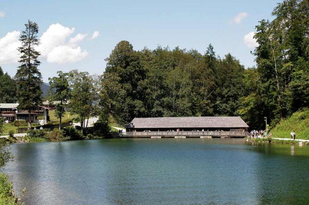 Königssee - Stauwehr mit Holzbrücke für Fußgänger und schindelgedecktem Walmdach Königssee - Stauwehr mit Holzbrücke für Fußgänger und schindelgedecktem Walmdach