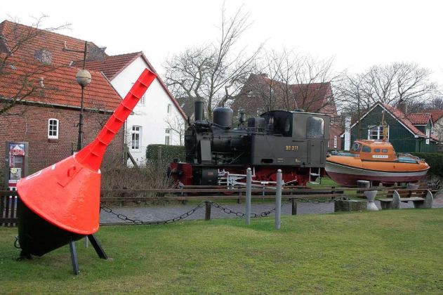 Nordseeinsel Wangerooge - Die alte Dampflok 99 211 der Inselbahn auf dem Denkmalsockel am Inselmuseum Nordseeinsel Wangerooge - Die alte Dampflok 99 211 der Inselbahn auf dem Denkmalsockel am Inselmuseum