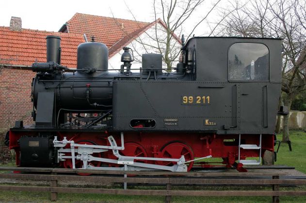 Nordseeinsel Wangerooge - Die alte Dampflok 99 211 der Inselbahn auf dem Denkmalsockel am Inselmuseum