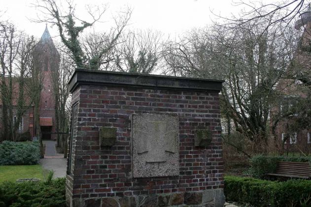 Nordseeinsel Wangerooge - Denkmal an der Inselkirche Nordseeinsel Wangerooge - Denkmal an der Inselkirche