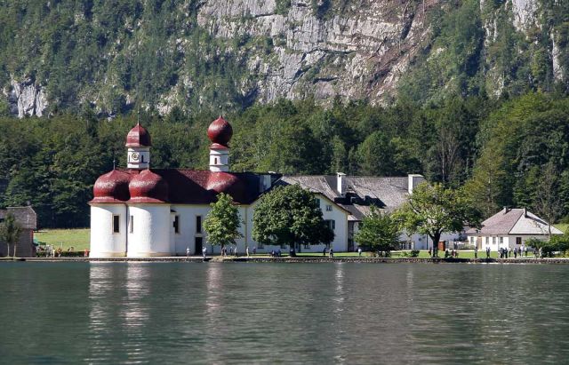 Königssee - Wallfahrtskapelle St. Bartholomä auf der Halbinsel Hirschau, Berchtesgadener Land Königssee - Wallfahrtskapelle St. Bartholomä auf der Halbinsel Hirschau, Berchtesgadener Land