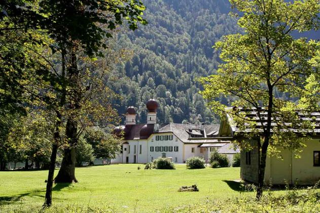 Halbinsel Hirschau am Westufer des Königssees mit Wallfahrtskapelle St. Bartholomä - Berchtesgadener Land Halbinsel Hirschau am Westufer des Königssees mit Wallfahrtskapelle St. Bartholomä - Berchtesgadener Land